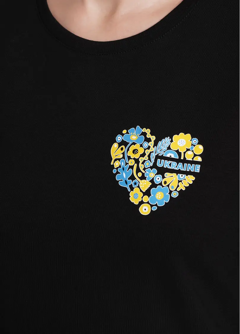 Бавовняна футболка з написом Ukraine в квітковому орнаменті T-shirt print 4802/60 black/heart (чорний)
