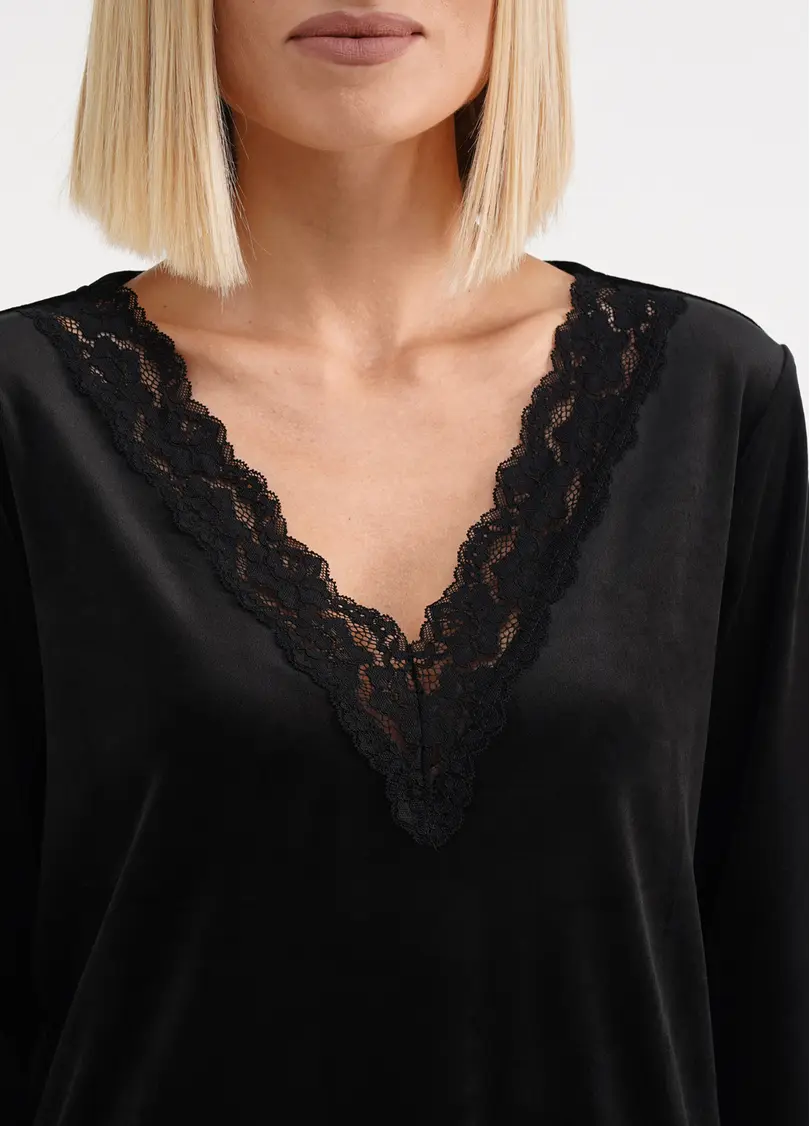 Велюровий топ з V-подібним вирізом та мереживом SOFT WINTER 4411/081 black (чорний)