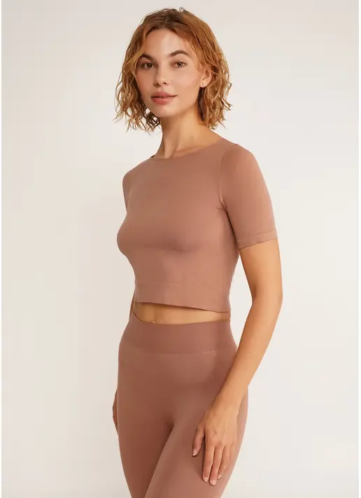 Укорочена безшовна футболка CROP T-SHIRT mokko (коричневий)